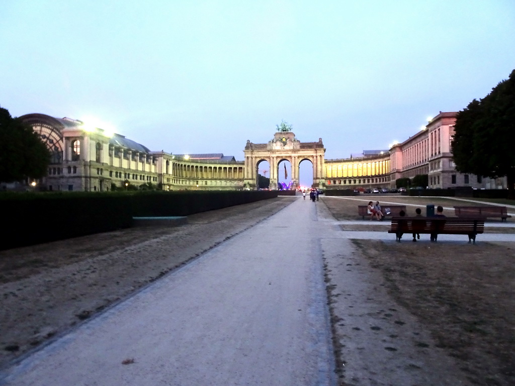 Front of the Arcade du Cinquantenaire arch at the Cinquantenaire Park, by night