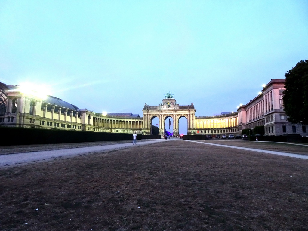 Front of the Arcade du Cinquantenaire arch at the Cinquantenaire Park, by night