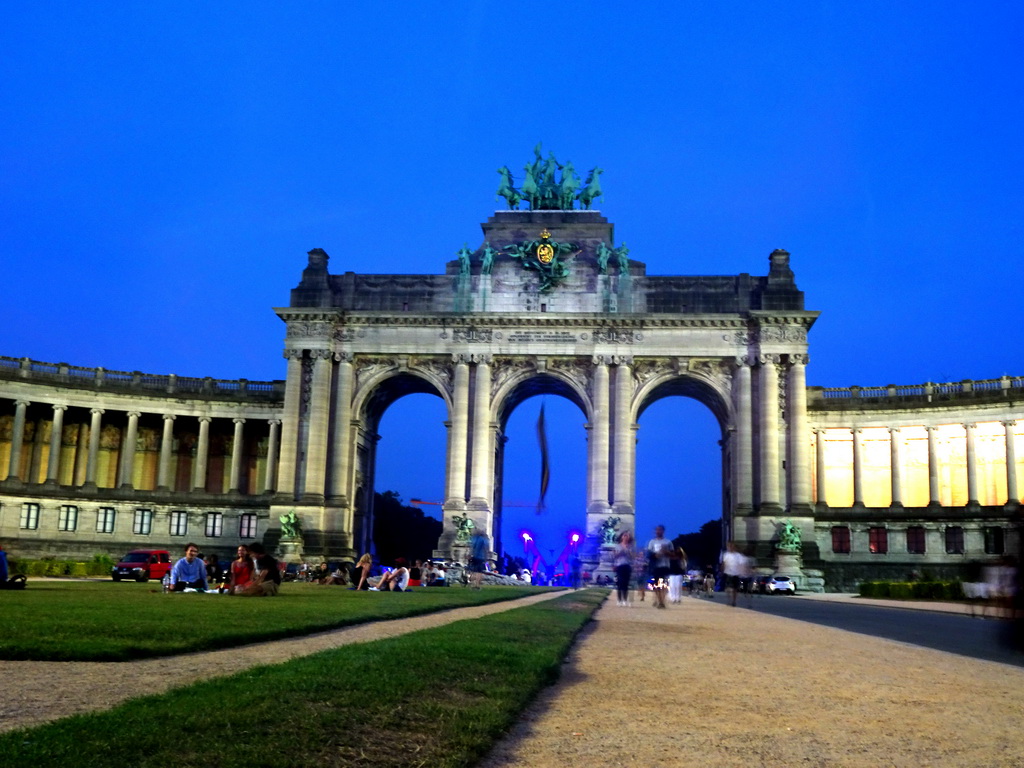 Front of the Arcade du Cinquantenaire arch at the Cinquantenaire Park, by night