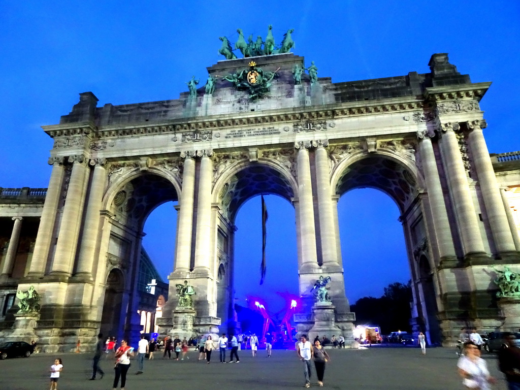 Front of the Arcade du Cinquantenaire arch at the Cinquantenaire Park, by night