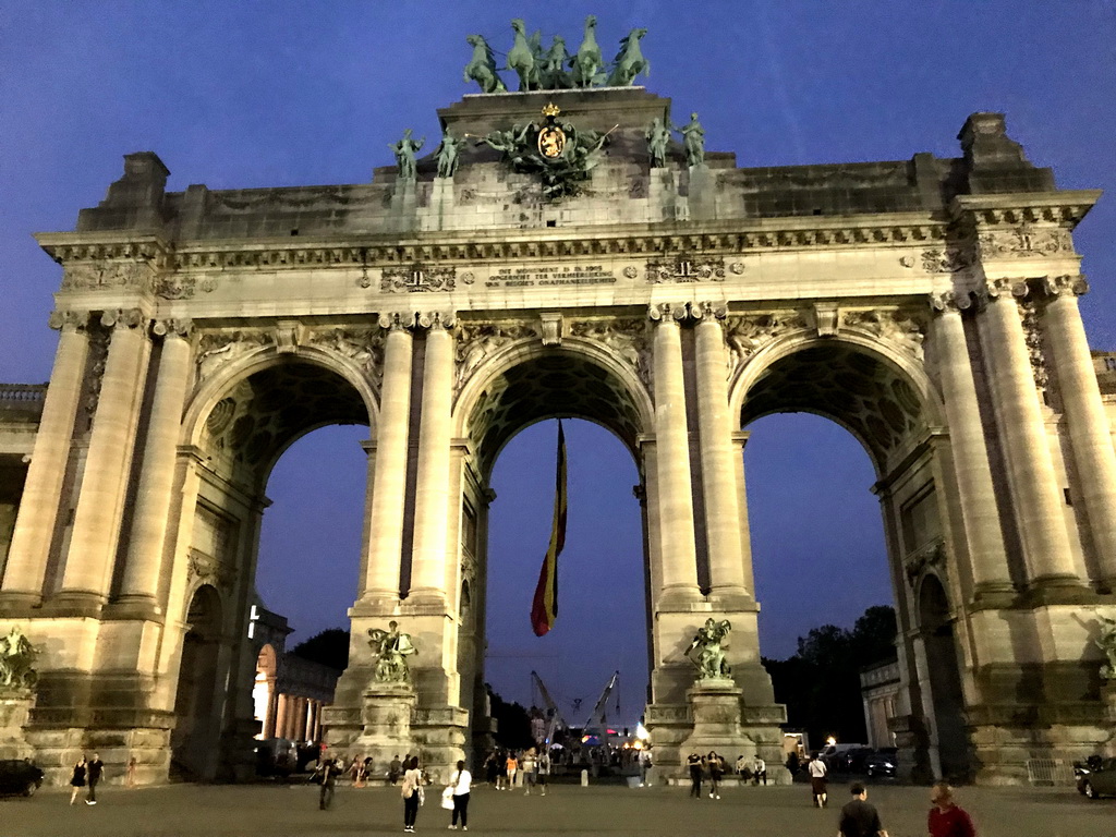 Front of the Arcade du Cinquantenaire arch at the Cinquantenaire Park, by night