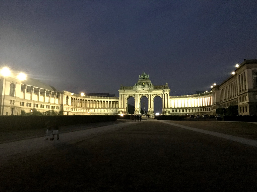 Front of the Arcade du Cinquantenaire arch at the Cinquantenaire Park, by night