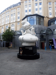 Max with the Smurf statue in front of the Smurf Store at the Rue du Marché Aux Herbes street