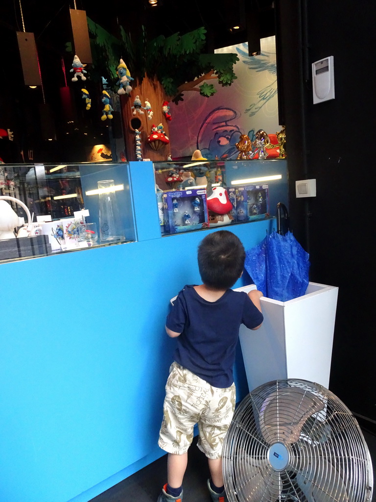 Max at the Smurf Store at the Rue du Marché Aux Herbes street