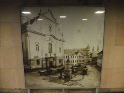 Old picture of a city square, in a pedestrian tunnel