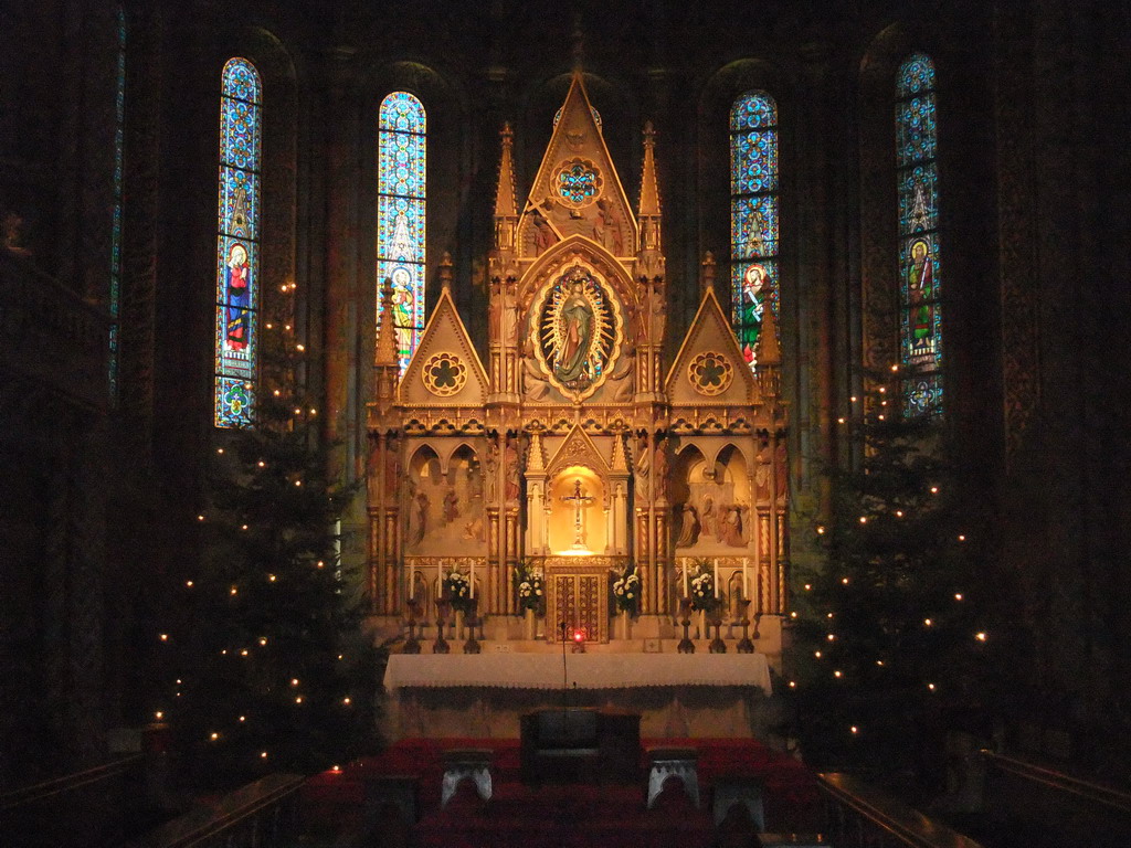 Altar and stained glass in the Matthias Church