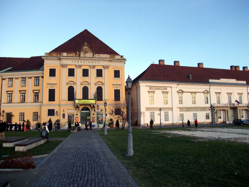 Wedding at the entrance road of Buda Castle, and Sándor Palace (Sándor-palota)