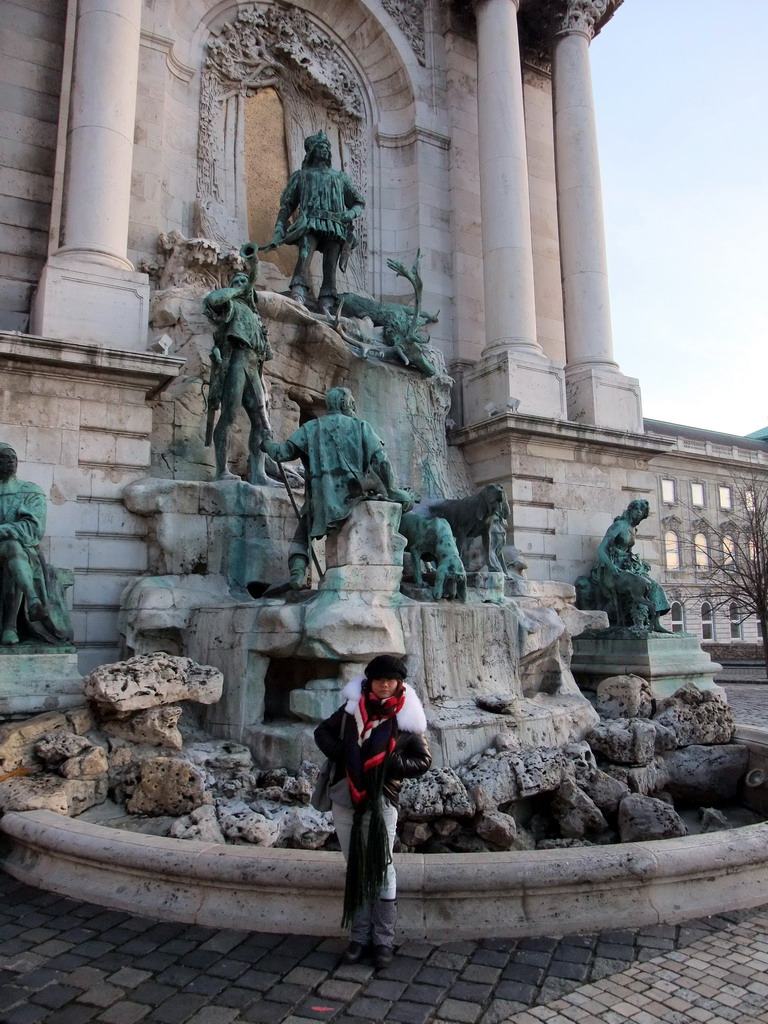 Miaomiao at the Matthias Fountain at the courtyard of Buda Castle