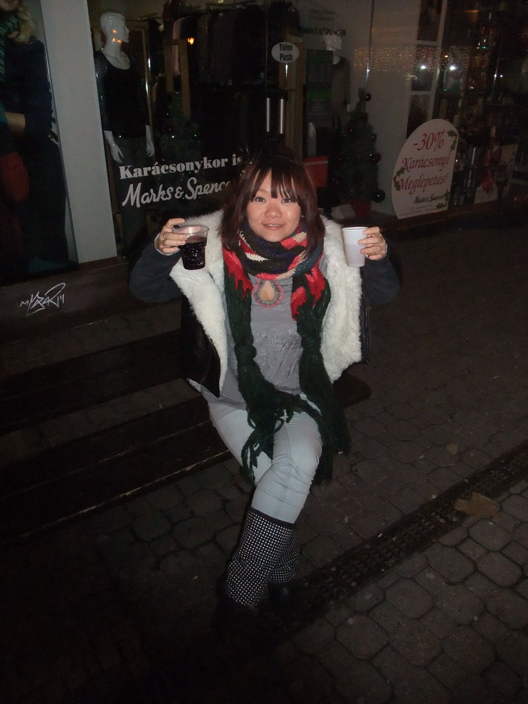 Miaomiao with Glühwein in Vaci Utca street, by night