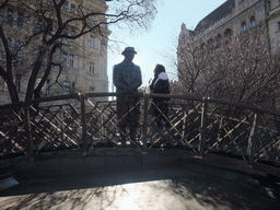 Miaomiao with a statue of Imre Nagy at Vértanúk Tér square