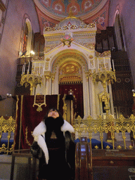 Miaomiao at the altar of the Dohány Street Synagogue