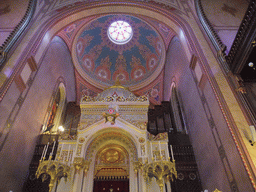 Altar and dome of the Dohány Street Synagogue