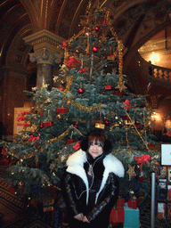 Miaomiao with christmas tree in the lobby of the Hungarian State Opera House