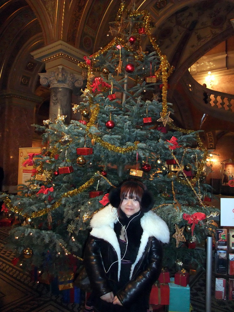 Miaomiao with christmas tree in the lobby of the Hungarian State Opera House