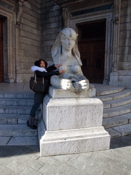 Miaomiao with a sphinx at the front right corner of the Hungarian State Opera House
