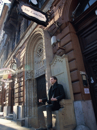 Tim at the throne in front of the restaurant `Sir Lancelot`