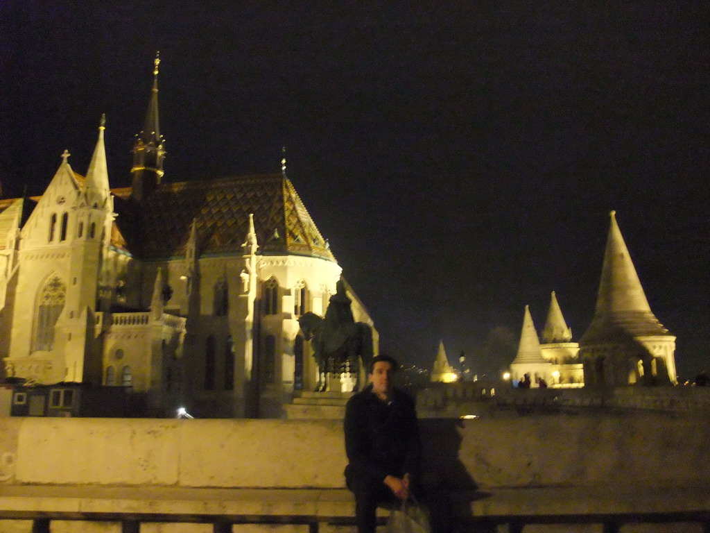Tim with the Matthias Church, the Fisherman`s Bastion and a bronze statue of Stephen I of Hungary, by night