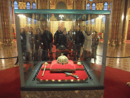 Miaomiao and the Holy Crown, Sword, Sceptre and Globus Cruciger of Hungary, in the Central Hall of the Hungarian Parliament Building