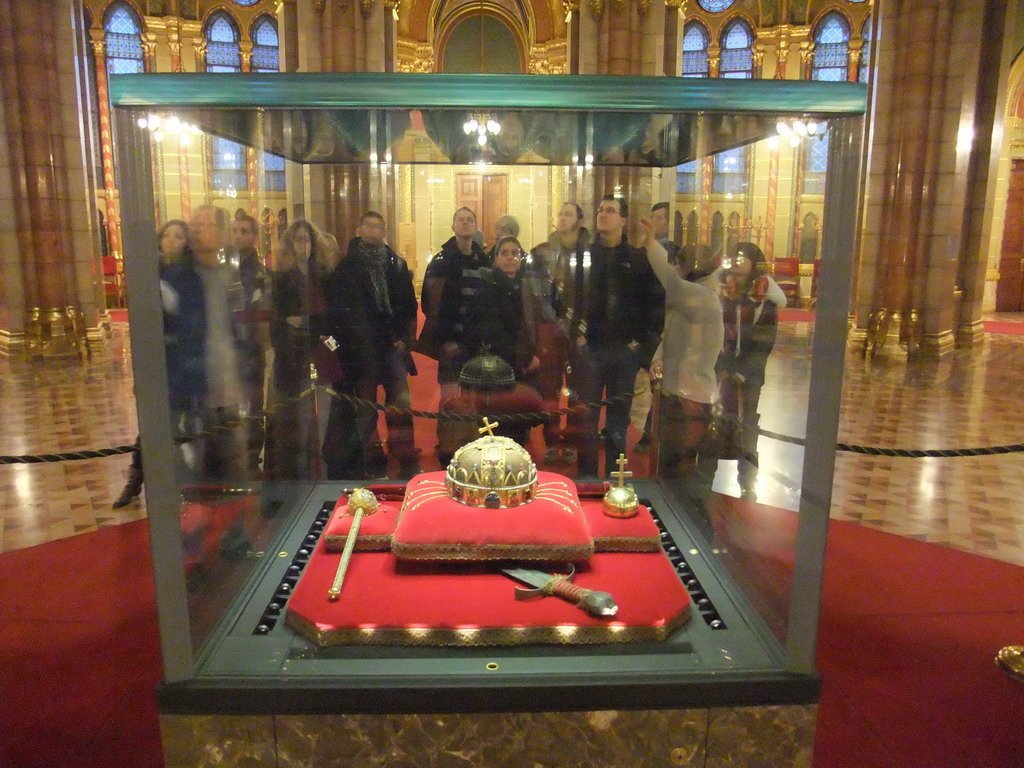 Miaomiao and the Holy Crown, Sword, Sceptre and Globus Cruciger of Hungary, in the Central Hall of the Hungarian Parliament Building