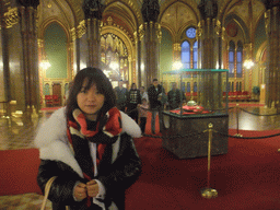 Miaomiao and the Holy Crown, Sword, Sceptre and Globus Cruciger of Hungary, in the Central Hall of the Hungarian Parliament Building