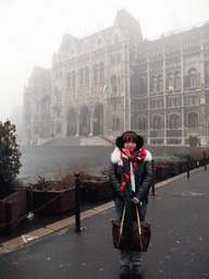 Miaomiao at the front of the Hungarian Parliament Building