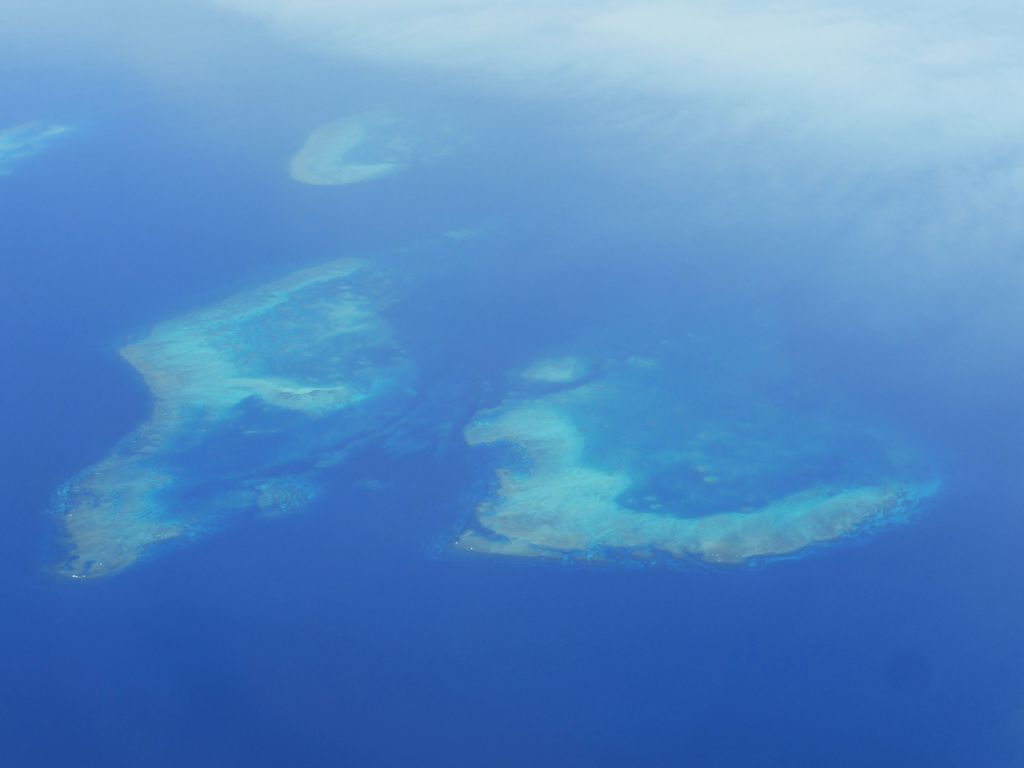 The Ellison Reef, the Adelaide Reef and the Hall-Thompson Reef of the Great Barrier Reef, viewed from the airplane from Brisbane