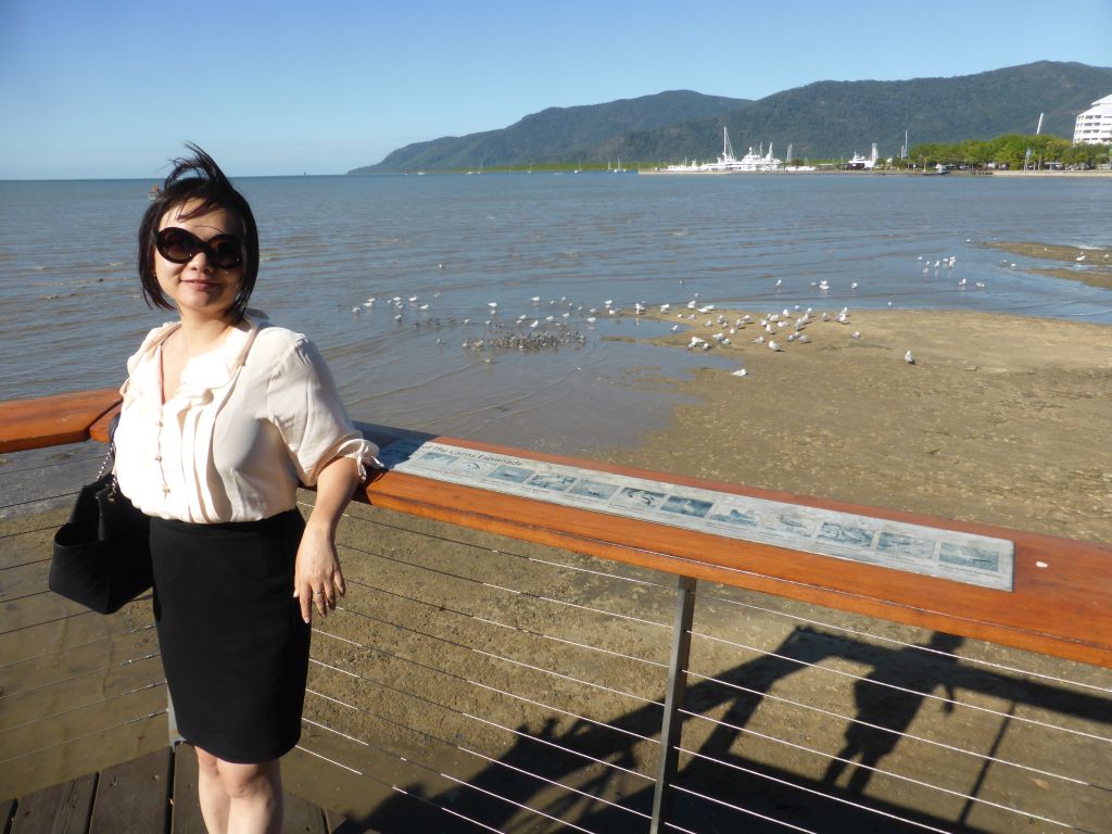 Miaomiao at the Cairns Esplanade, with a view on birds on the beach, Trinity Bay and the Shangri-La Hotel The Marina Cairns, viewed from the Cairns Esplanade