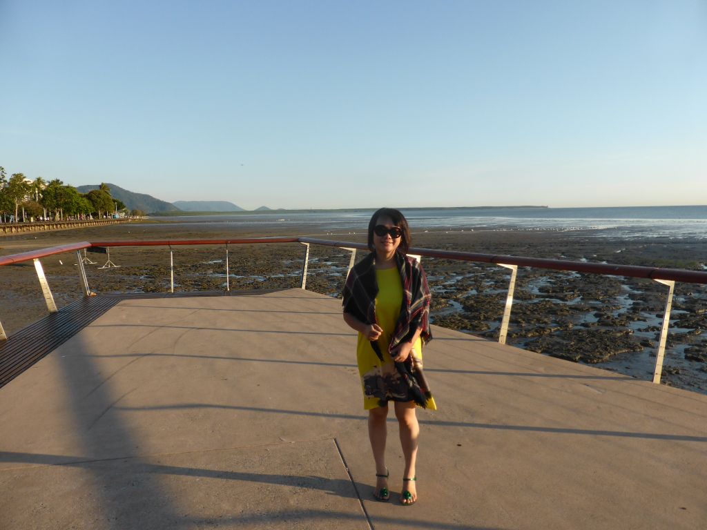 Miaomiao at the Cairns Esplanade, with a view on the northwest side of Trinity Bay during ebb