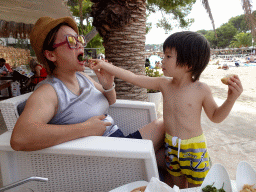 Miaomiao and Max having lunch at the Heladería Torreón restaurant at the Cala Gran beach