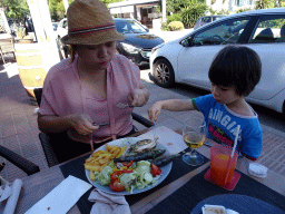 Miaomiao and Max having lunch at the Restaurante Cafetería Mediterraneo