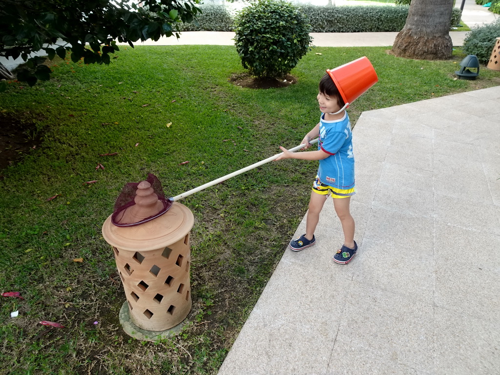 Max playing with a fishing net and a bucket at the Prinsotel Alba Hotel Apartamentos