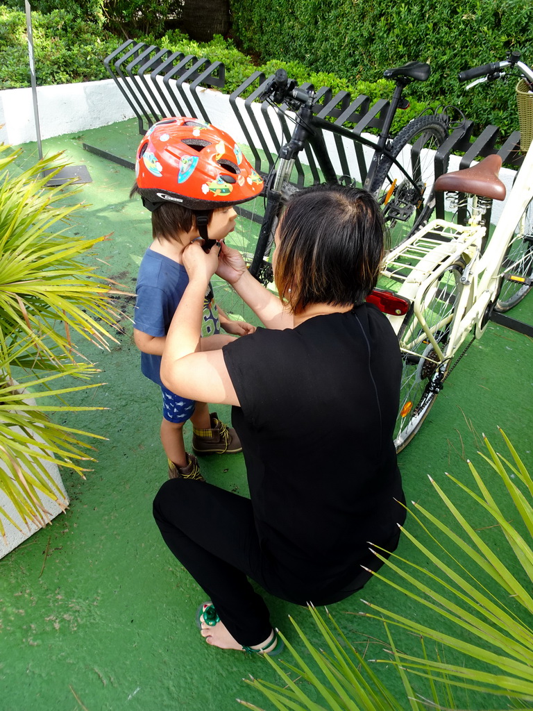 Miaomiao and Max with our rental bikes at the Prinsotel Alba Hotel Apartamentos