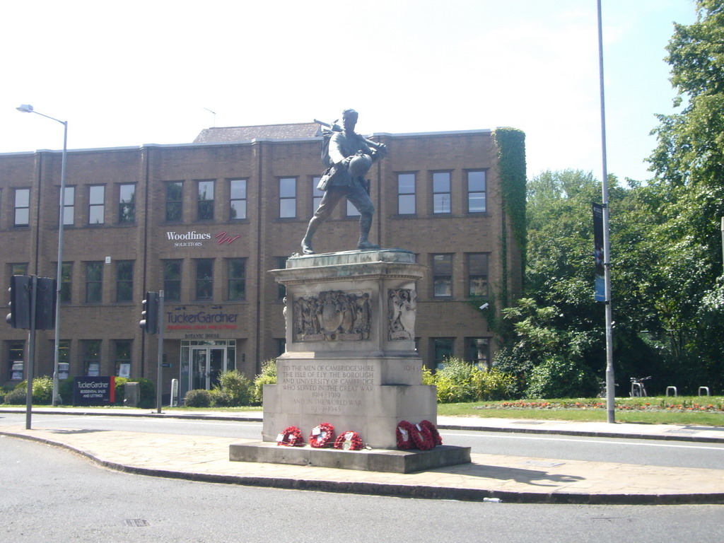 Monument for World War I and World War II at Hills Road
