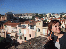 Miaomiao at the Place de la Castre viewing point, with a view on the north side of the city