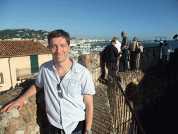 Tim at the Place de la Castre viewing point, with a view on the Cannes harbour