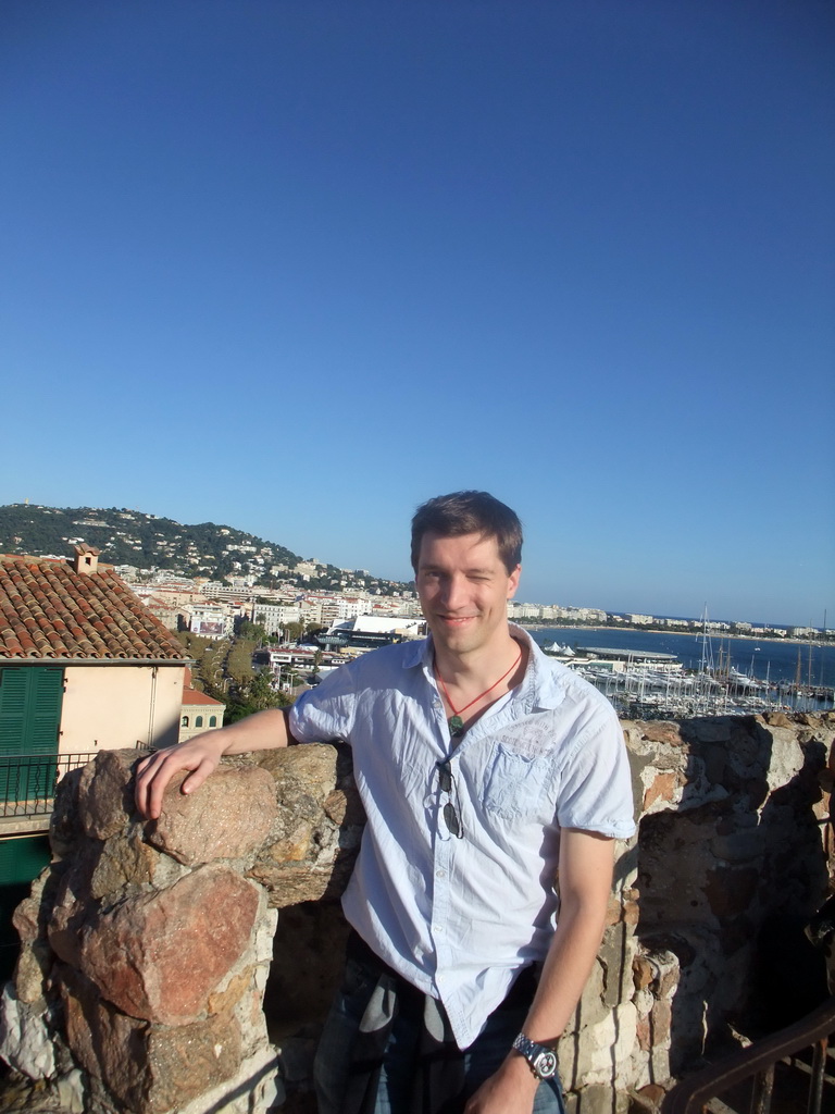 Tim at the Place de la Castre viewing point, with a view on the Cannes harbour and the Palais des Festivals et des Congrès
