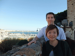 Tim and Miaomiao at the Place de la Castre viewing point, with a view on the Cannes harbour and the Palais des Festivals et des Congrès