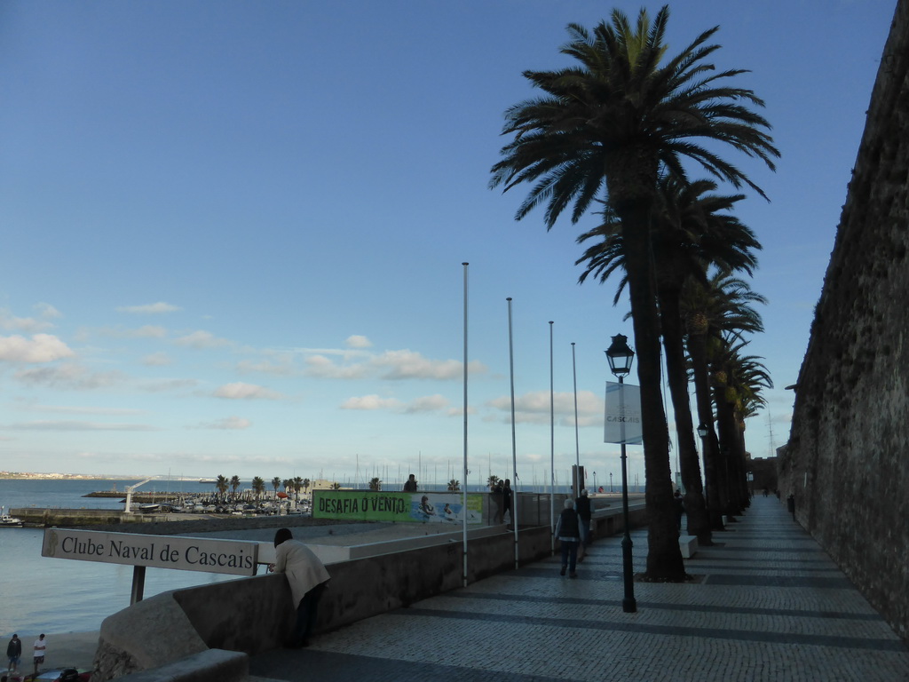 Miaomiao at the Passeio Dona Maria Pia walkway, with the Clube Naval de Cascais and the east wall of the Cascais Citadel
