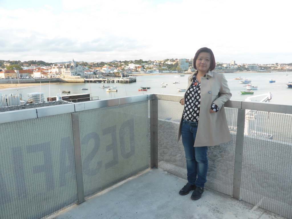 Miaomiao at the Clube Naval de Cascais with a view on the Cascais harbour and the Capitania Porto Cascais building