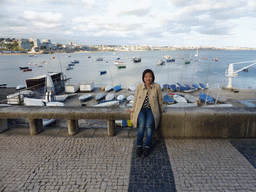 Miaomiao at the Passeio Dona Maria Pia walkway, with a view on the Cascais Bay