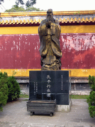 Bronze statue of Confucius at Yuelu Academy
