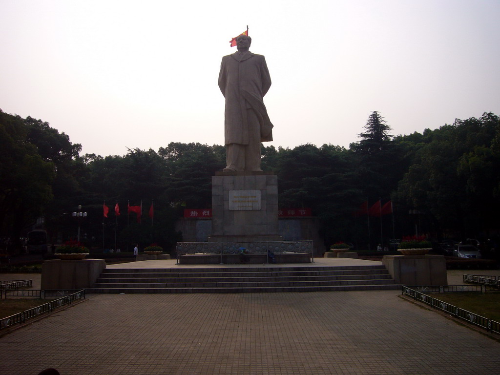 Statue of Mao Zedong in front of Yuelu Academy