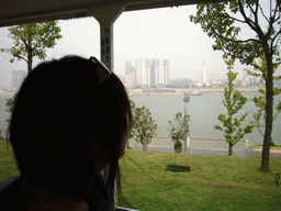 Miaomiao in a bus on Juzi Island, with view on the skyline of Chengsha