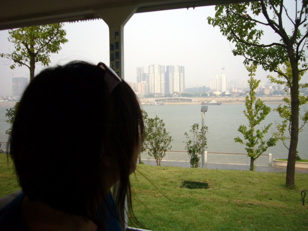 Miaomiao in a bus on Juzi Island, with view on the skyline of Chengsha