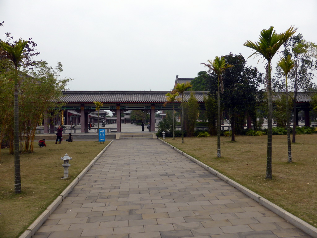 Path leading to the central square of the Yongqing Temple