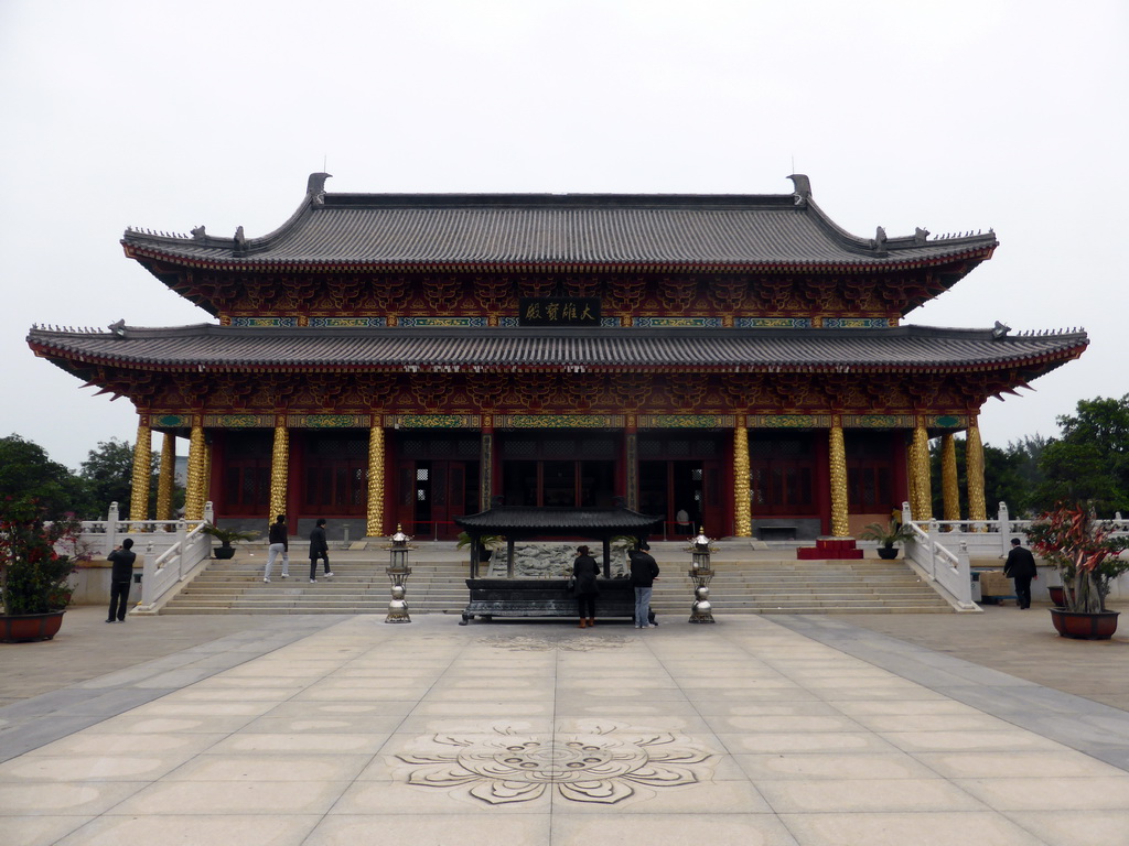 Central hall of the Yongqing Temple