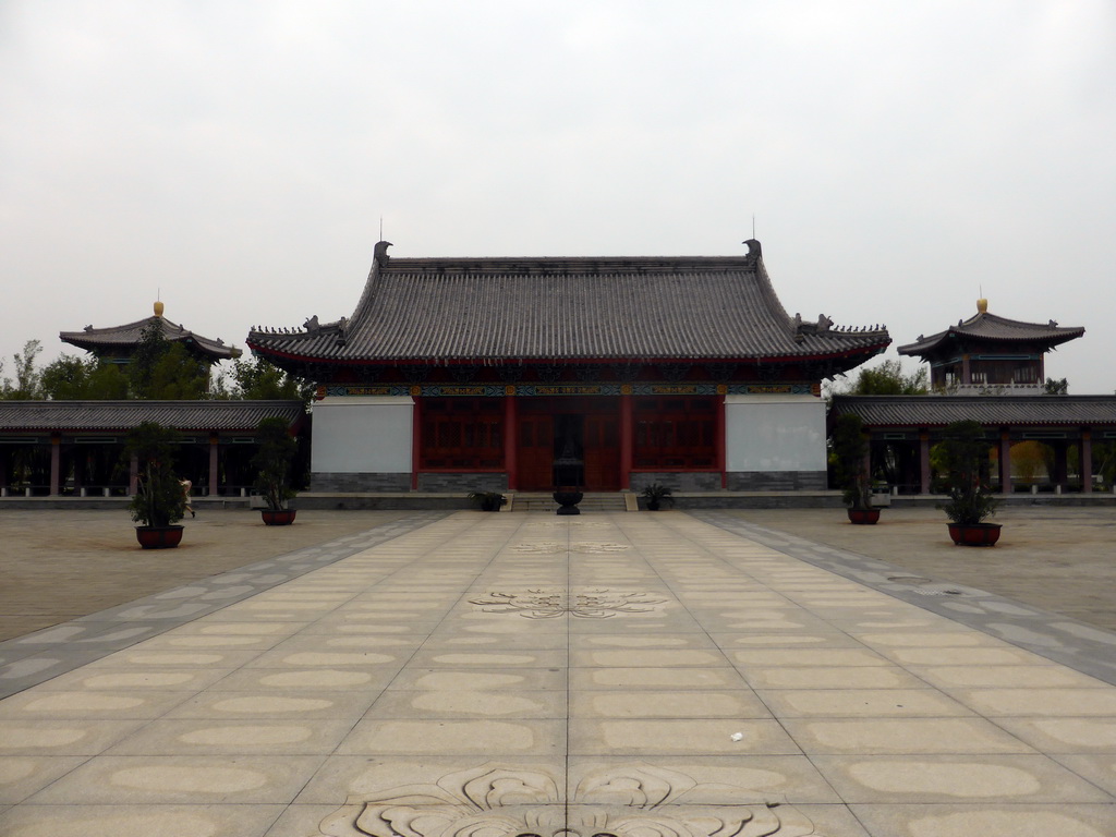 Central square and the back of the front hall of the Yongqing Temple
