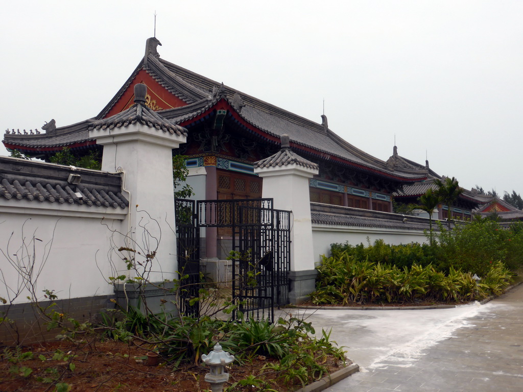 Wall with gate on the right side of the Yongqing Temple