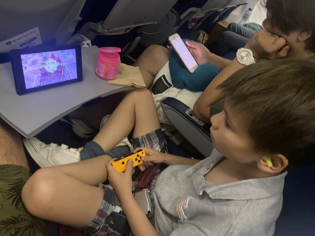 Max playing `Super Mario 3D World + Bowser`s Fury` on the Nintendo Switch at the airplane to Rotterdam