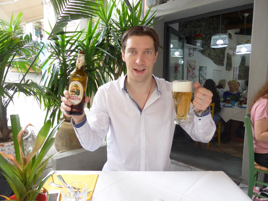 Tim with a Moretti beer at a restaurant at the Via Colombo street at Riomaggiore